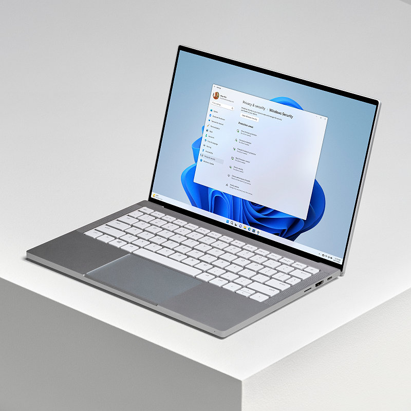 מחשב נייד עם חלון 'פרטיות ואבטחה' על המסך
