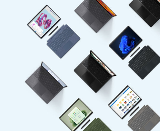 Vista dall'alto di una collezione di Surface Pro 9 in vari colori con cover di tipo coordinato e Surface Laptop 5 anch'esso in vari colori.