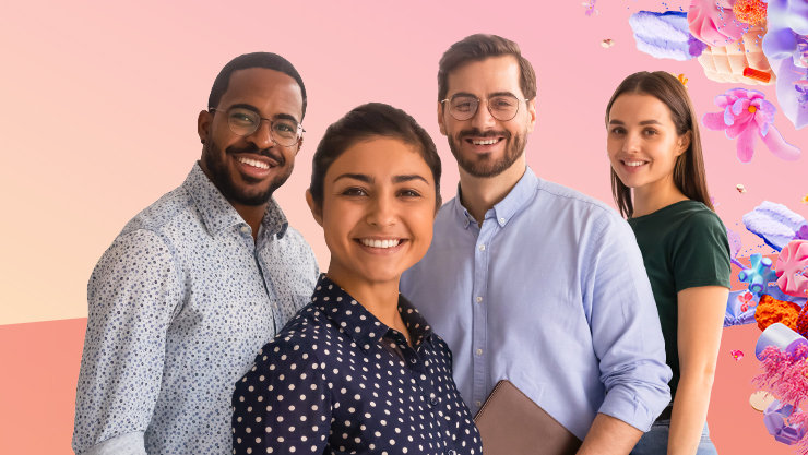 Eine Gruppe von vier Personen lächelt in die Kamera, umgeben von abstrakten floralen Formen.