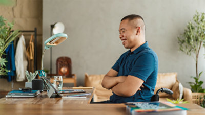 Man in a wheelchair uses Windows 11 hands-free features