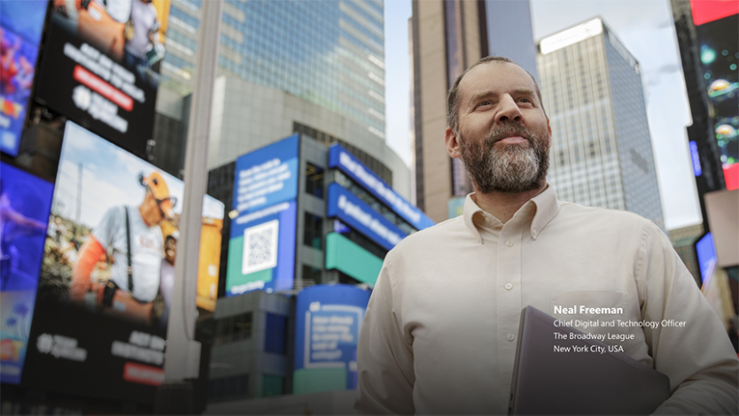 Man staat in New York City met Broadway achter zich.