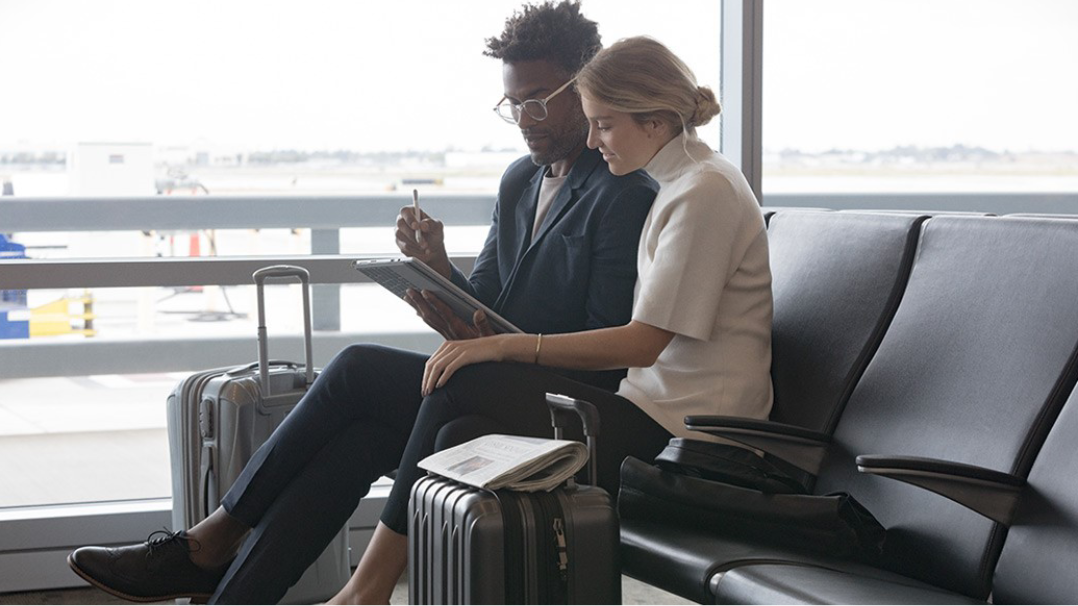 Mobiler Mitarbeiter arbeitet am Flughafen auf Surface Pro mit LTE Advanced