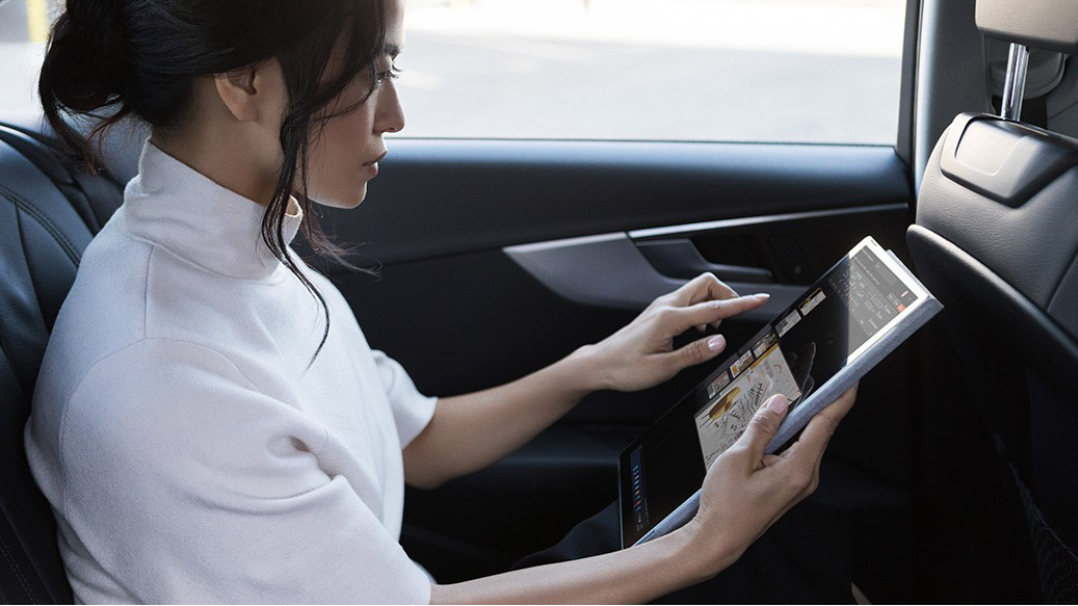 一位出行的专业人士在车内使用带 LTE 高级版的 Surface Pro