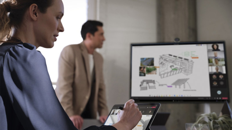 Eine Person projiziert Inhalte von ihrem PC mit Miracast drahtloser Projektion auf einen Hub 2S und teilt sie