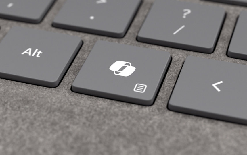 صورة لوحة مفاتيح Surface Pro 10 تم تكبيرها على زر Copilot الجديد