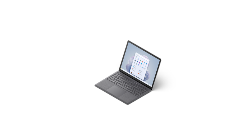 畫面顯示 13.5 吋白金色 Alcantara 的 Surface Laptop 5 半側面，其中螢幕顯示 Windows 11 開始畫面。