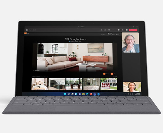 Vorderansicht des Surface Pro 7+ mit Surface Pro X Signature Keyboard