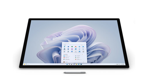 Surface Studio 2+ mit einem Surface Pen nach hinten geneigt in einen flachen Winkel.