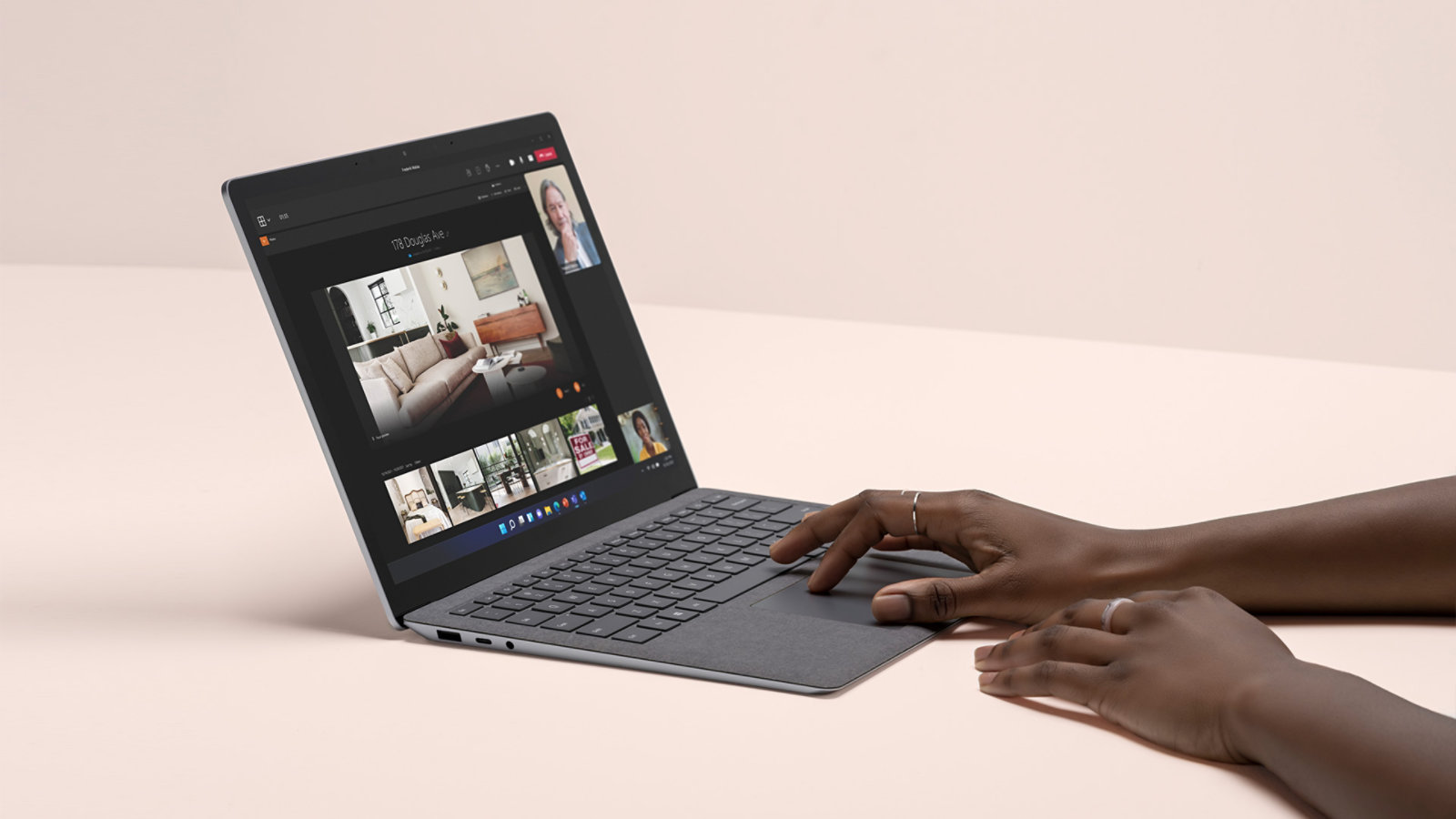 Urządzenie Surface Laptop 4 w kolorze platynowym z rozmową wideo w aplikacji Microsoft Teams na ekranie widziane z boku