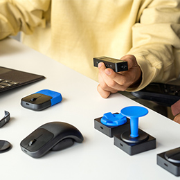 Een close-up van de beschikbare accessoires van Microsoft Adaptive, waaronder een muis die op verschillende manieren kan worden vastgehouden.