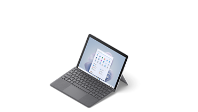 ภาพ Surface Go 3 จากมุมมอง 3/4 พร้อม Surface Type Cover สีเงินแพลตินัม
