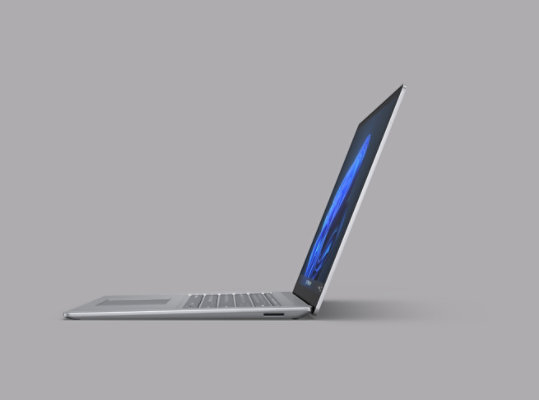 显示亮铂金颜色金属饰面的 15 英寸 Surface Laptop 4