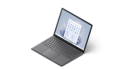 يظهر لابتوب Surface Laptop 5 باللون البلاتيني، بشاشة مقاس 13.5 بوصة ومزين بملمس Alcantara النهائي، من زاوية عرض 3/4، مع شاشة البدء لنظام التشغيل Windows 11.