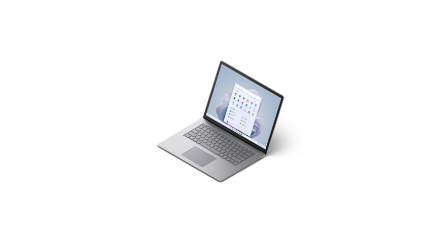 Vista de tres cuartos de Surface Laptop 5 15 pulgadas en platino, ligeramente desde arriba.