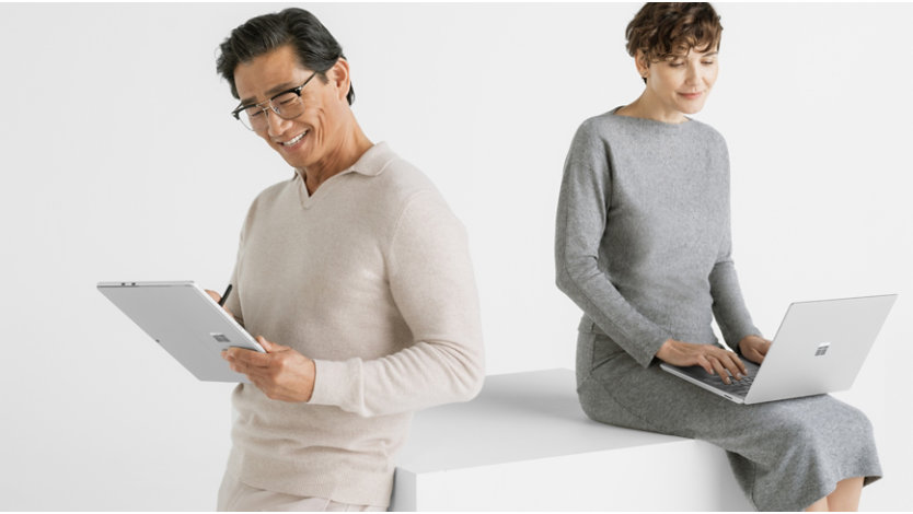Mand og kvinde, der arbejder med Surface Laptop 6 i forskellige enhedskonfigurationer af tablet og laptop