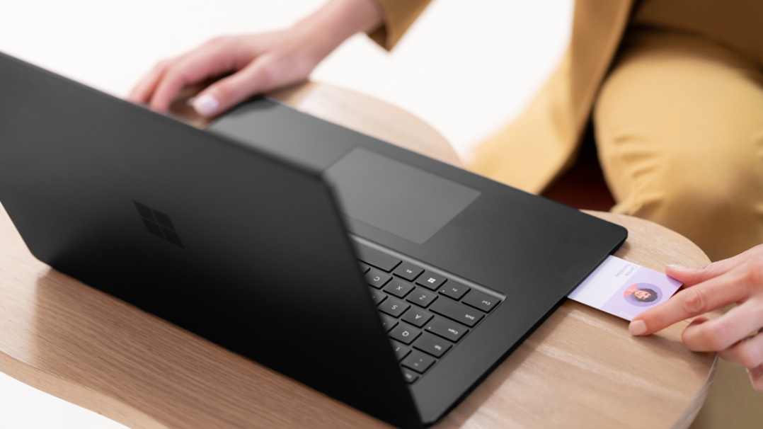 Illustrasjon av Surface Laptop 6 viser at ny integrert smartkortleser brukes