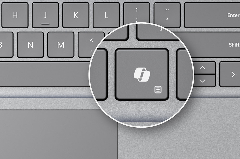 展示 Surface Laptop 6 鍵盤，顯示全新的 Microsoft Copilot 鍵