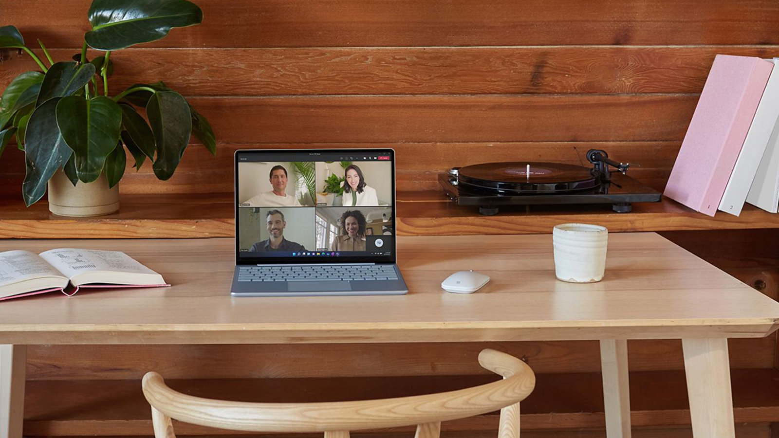 Surface Laptop Go auf einem Schreibtisch