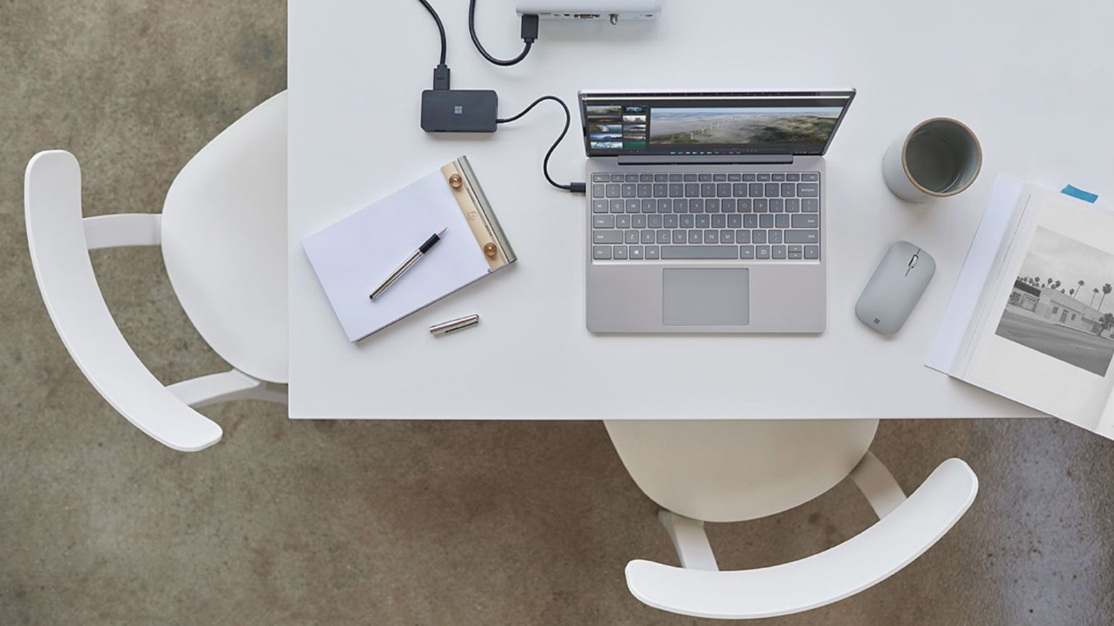 Surface Laptop Go na biurku podłączony do projektora