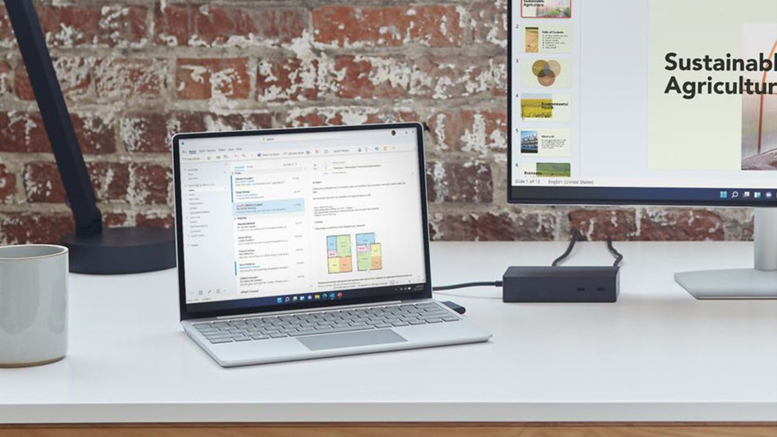 Surface Laptop Go na biurku podłączony do zewnętrznego monitora