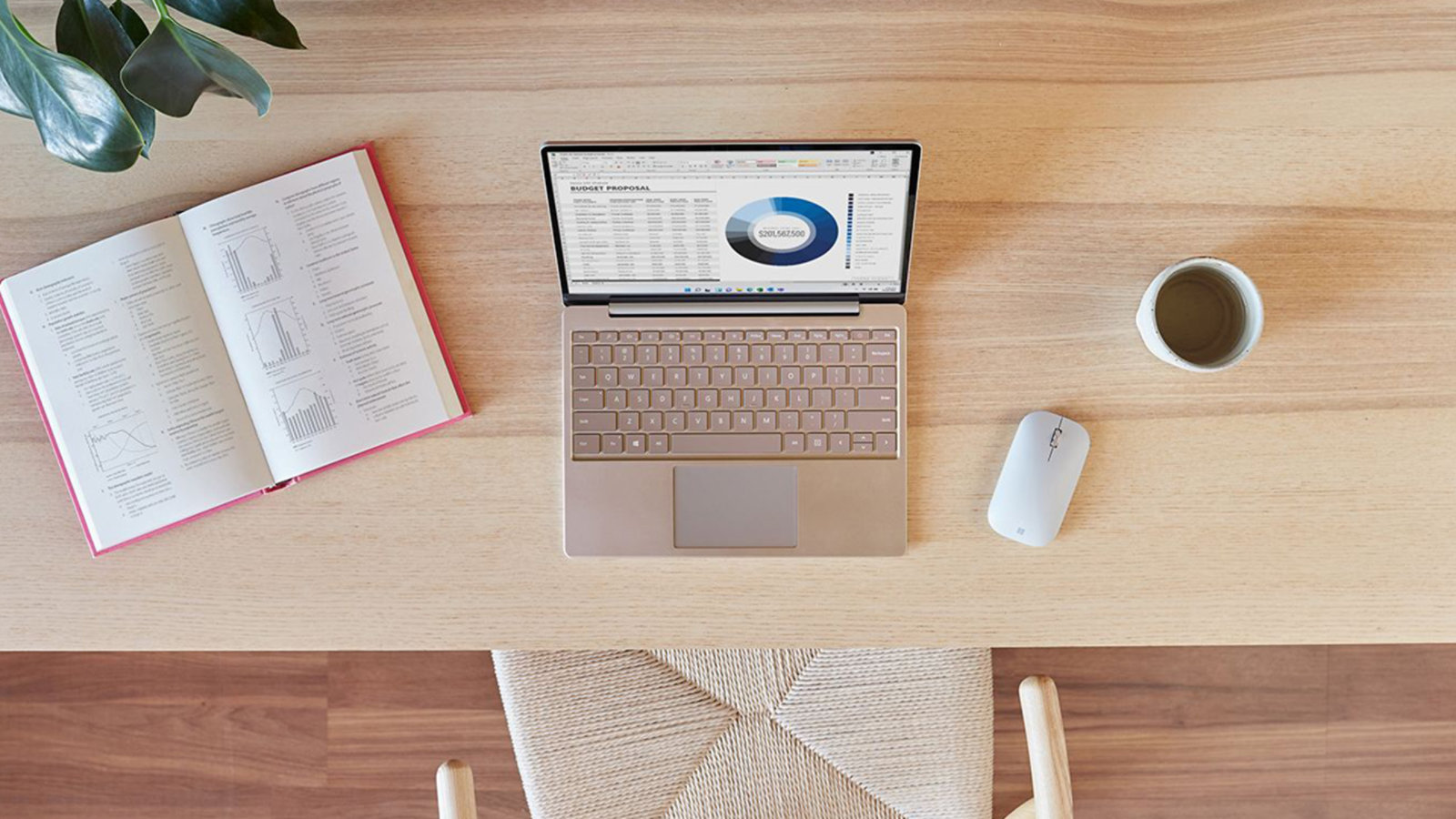 Surface Laptop Go auf einem Schreibtisch mit Surface Mobile Mouse