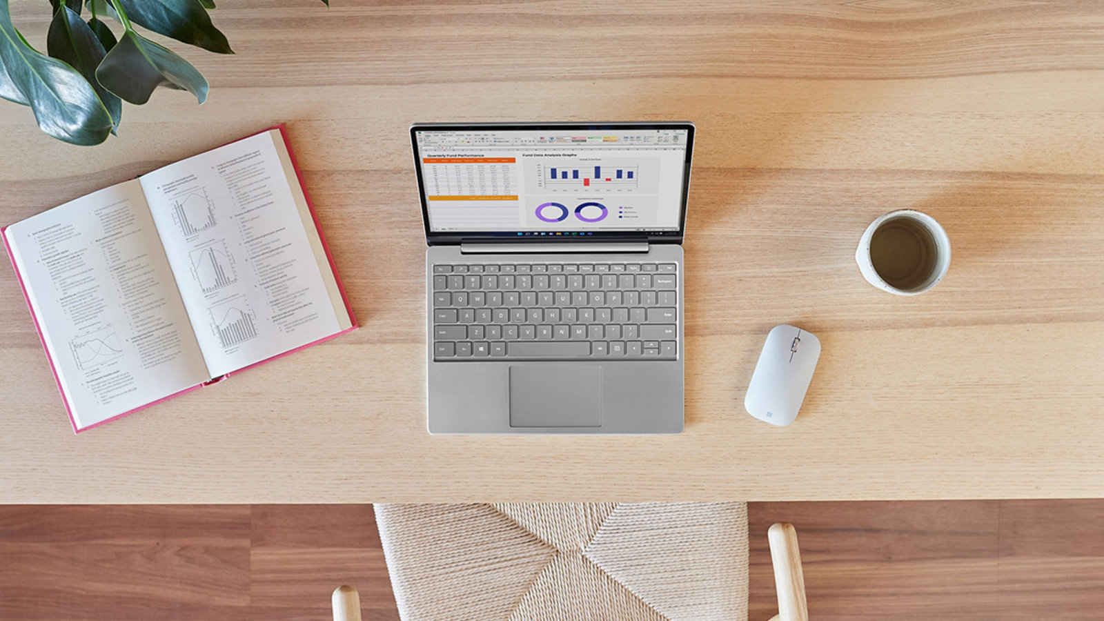 Surface Laptop Go na biurku z myszą Surface Mobile Mouse
