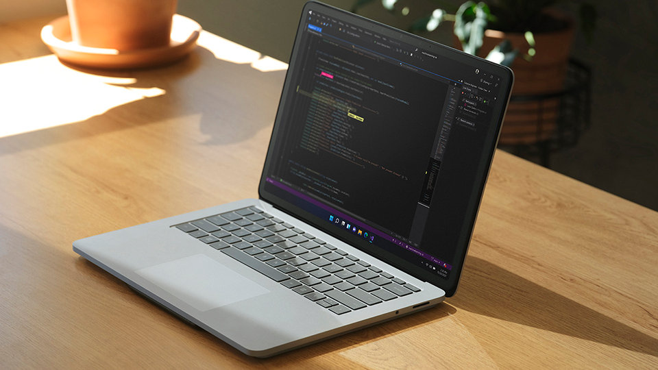 Surface Laptop Studio sur un bureau en mode portable