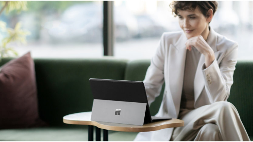 ภาพแสดงขาตั้ง Kickstand ด้านหลังที่กางออกสำหรับ Surface Pro 10