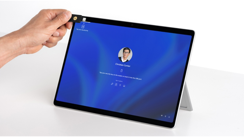 Kuvassa Surface Pro 10 ja NFC-laite vietynä integroidun NFC-lukijan kohdalle