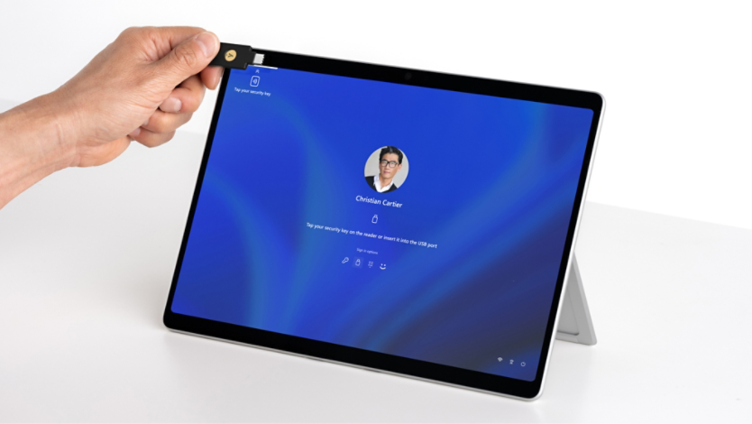 Image de la Surface Pro 10 et d’un appareil NFC tenu devant le lecteur NFC intégré