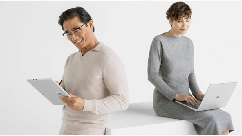 Ein Mann und eine Frau arbeiten mit Surface Pro 10 in verschiedenen Gerätekonfigurationen von Tablet und Laptop