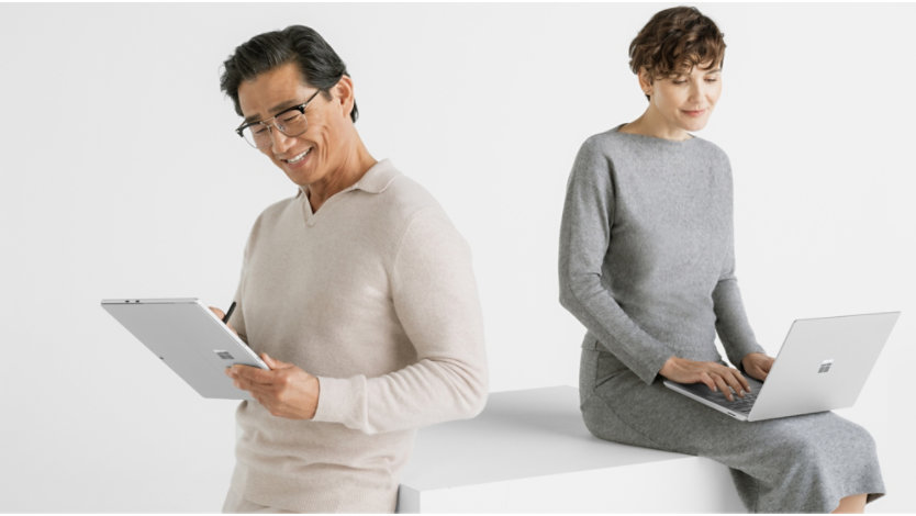 ชายหญิงคู่หนึ่งทำงานด้วย Surface Pro 10 รุ่นต่าง ๆ ในแบบแท็บเล็ตและแล็ปท็อป