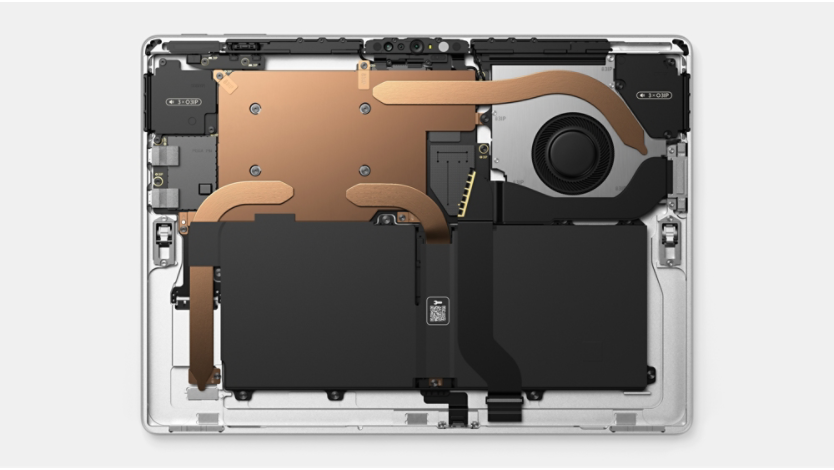Kuvassa Surface Pro 10 -laitteen sisäosia