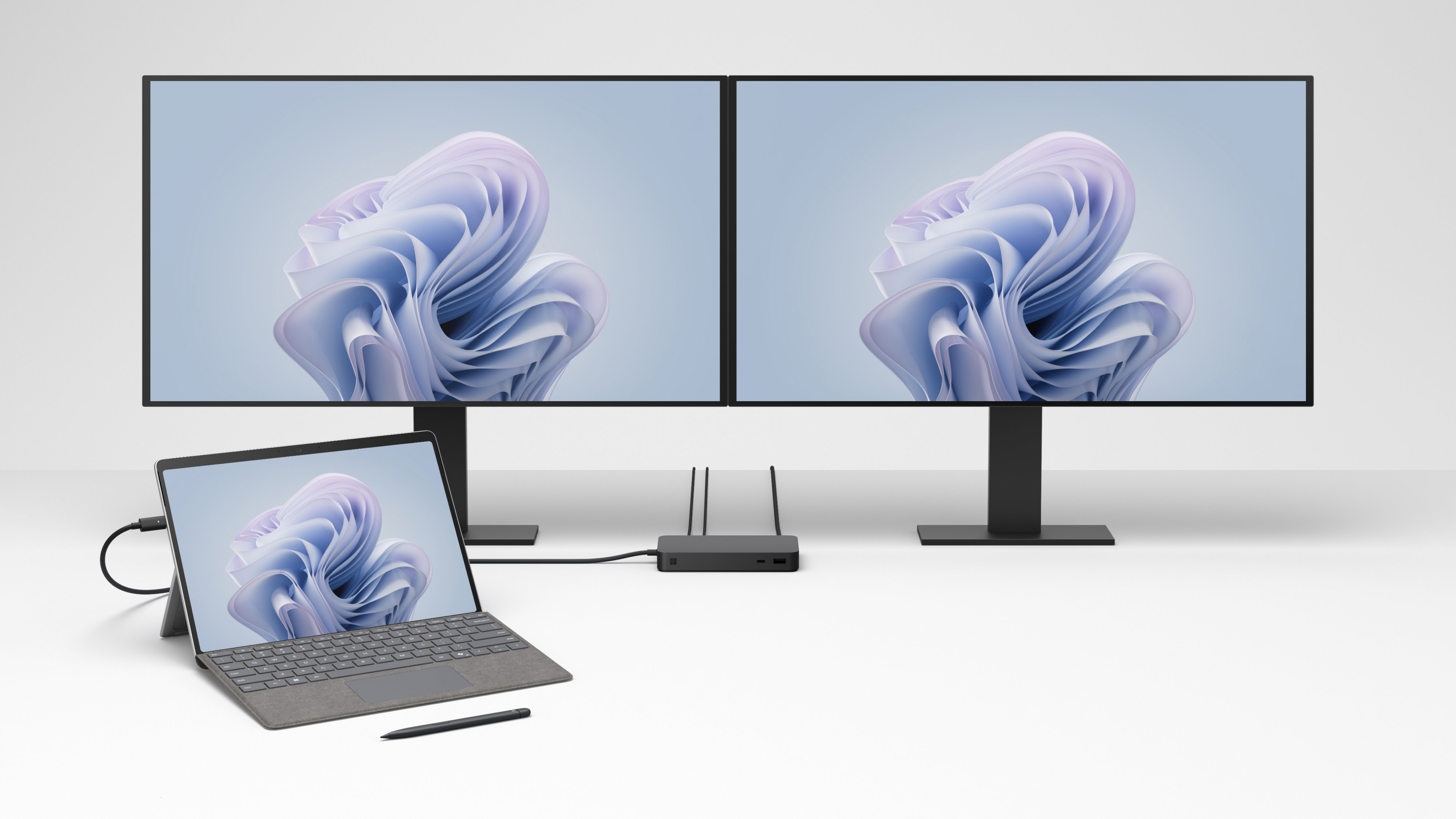 连接两台显示器的 Surface Pro 10 的渲染图，显示有 Microsoft 365 应用程序