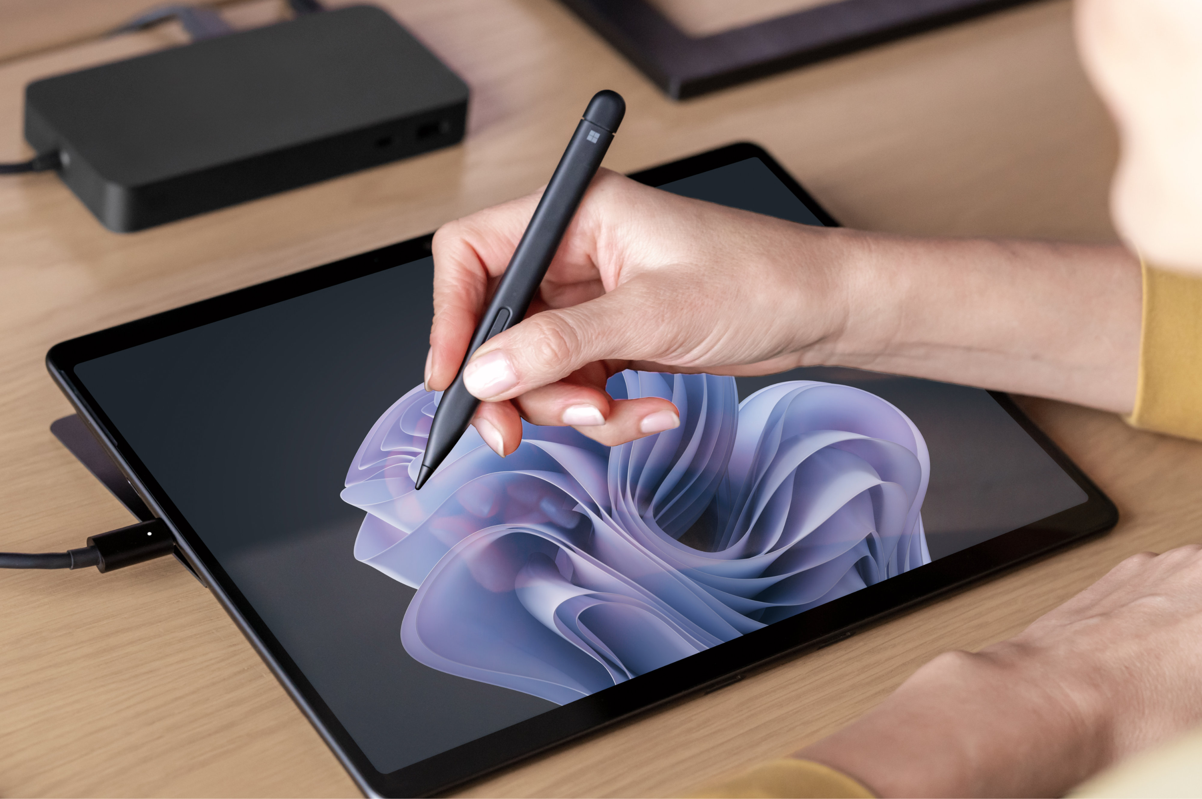 平板模式下，配合 Surface 触控笔使用的 Surface Pro 10 的渲染图