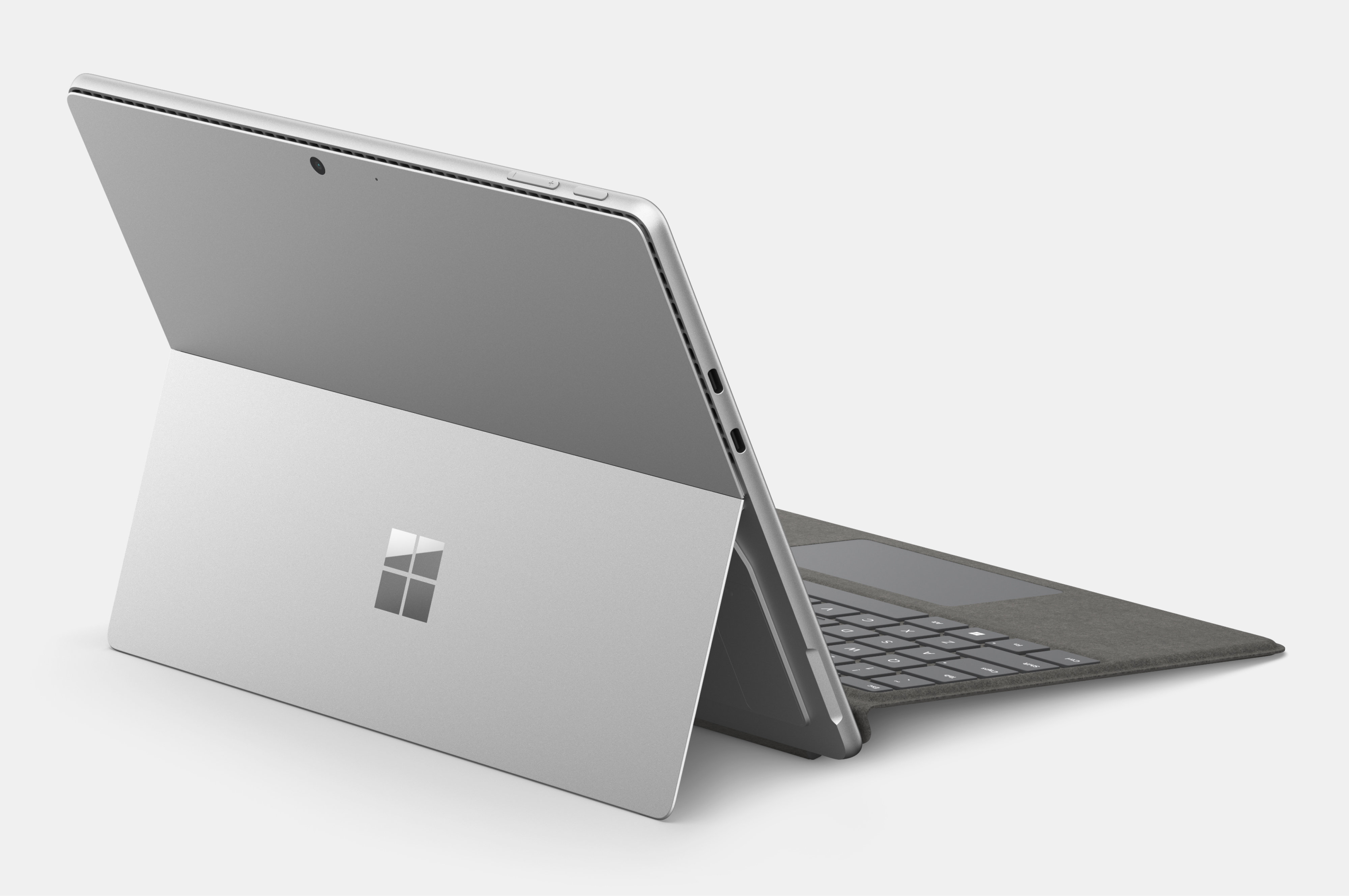 展示採用膝上型電腦模式且打開的 Surface Pro 10，讓 Surface Kickstand 支架亮相
