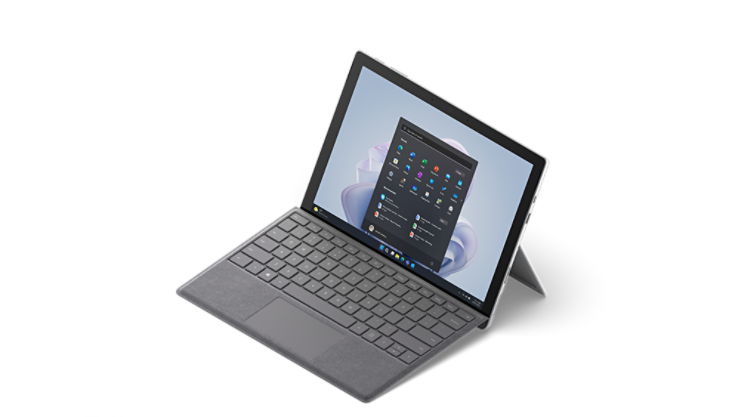 展示 Surface Pro 7+ 與白金色 Surface Pro Signature 實體鍵盤保護蓋