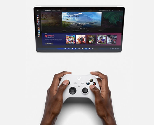 要用來玩遊戲的 Surface Pro 8 與 Xbox 控制器。