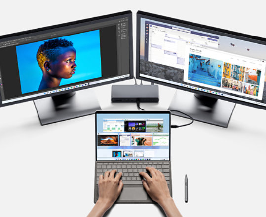 Surface Pro 8 連接到兩台螢幕，正在使用 Adobe。