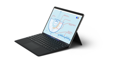 جهاز Surface Pro 8 في وضع الكمبيوتر المحمول مع جهاز Surface Pro Signature Keyboard لوحة مفاتيح وSurface Slim Pen 2 قلم