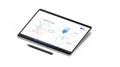 採用手寫筆模式的 Surface Pro 8 與擺在裝置前方的 Surface 超薄手寫筆 2