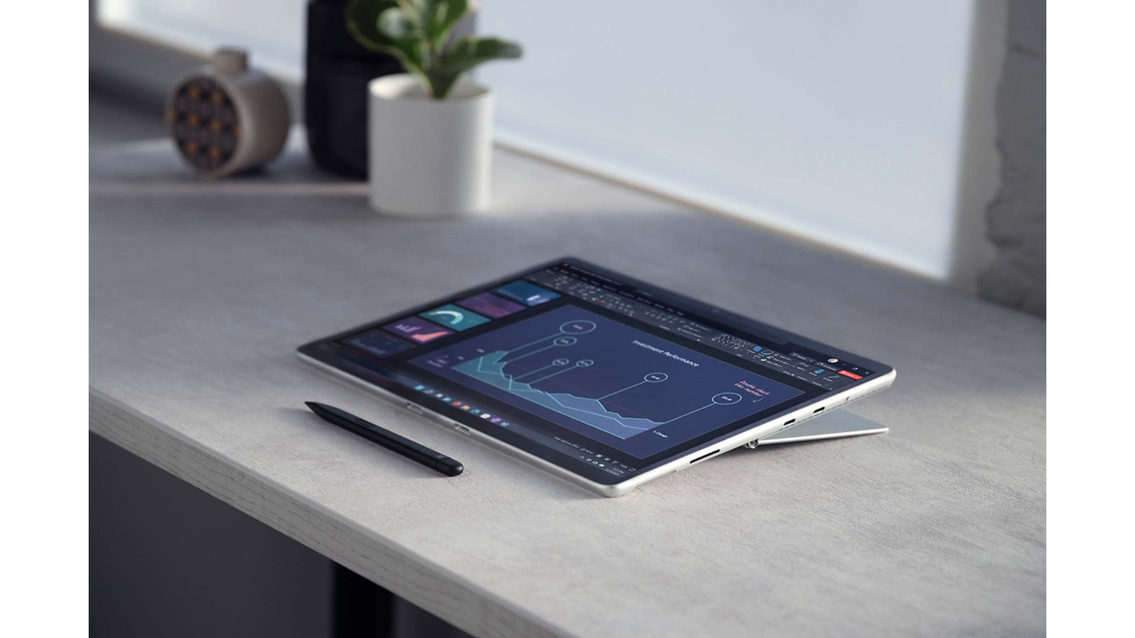 يظهر جهاز Surface Pro 8‎ مع Surface Slim Pen 2 قلم على المكتب