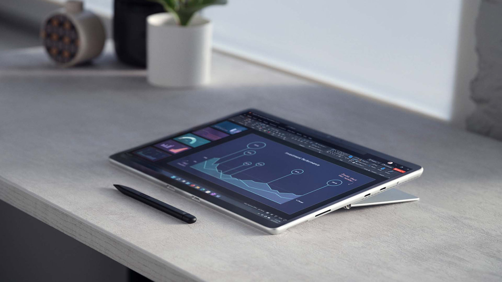 يظهر جهاز Surface Pro 8‎ مع Surface Slim Pen 2 قلم على المكتب