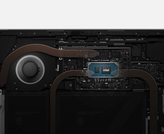 表示 Surface Pro 8 的內部硬件，顯示散熱冷卻系統