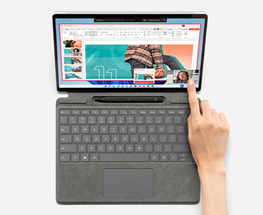 顯示 Surface Pro 8 與 Pro Signature Keyboard 和超薄手寫筆 2。