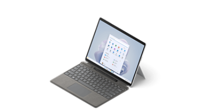 Surface Pro 9 連接著實體鍵盤保護蓋的半側面和 Surface 超薄手寫筆 2。
