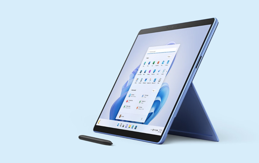 Surface Pro 9 dalam warna Biru Nilam ditunjukkan dalam pandangan 3/4 dengan Surface Slim Pen 2 dan latar belakang biru