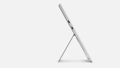 Surface Pro 9 vist fra siden til å fremheve porter.