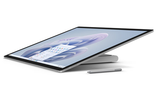 Surface Studio 2+ von der Seite, fast flach nach hinten gekippt mit einem Surface Pen.