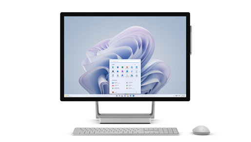 Surface Studio 2+ von vorne mit Tastatur, Maus und Stift.